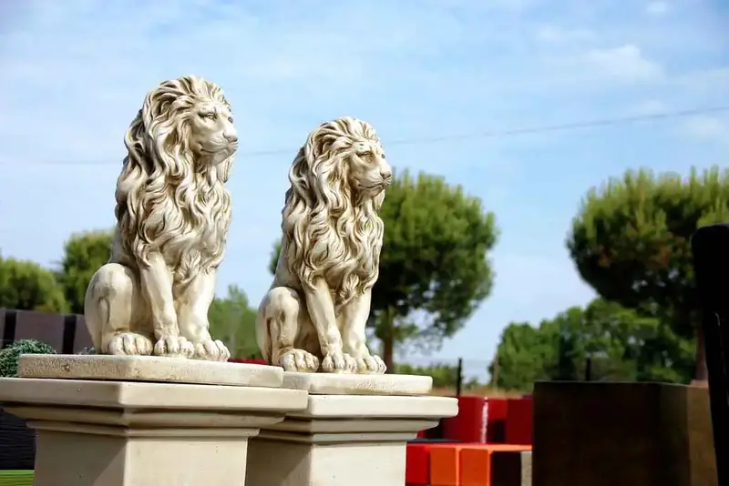 lion sur socle