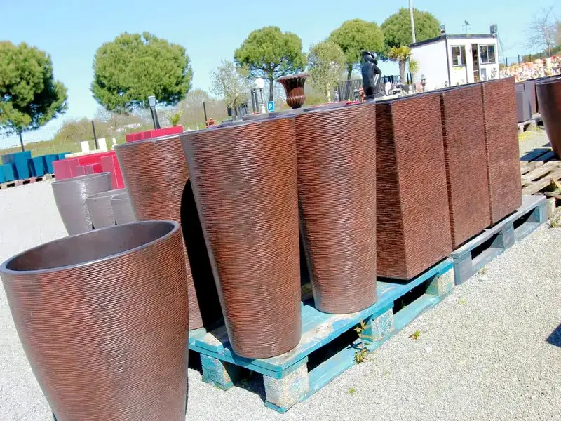 Pot en béton couleur rouille