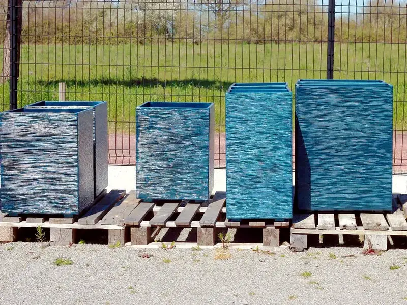 Pot en béton carré bleu