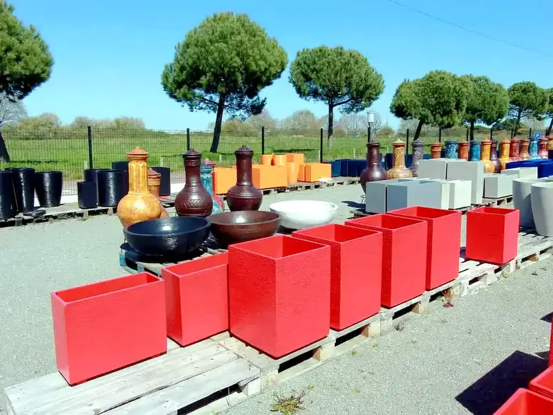 Pot en béton carré rouge