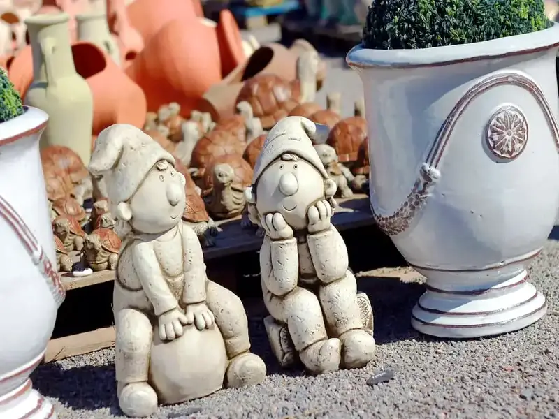 Statues de lutins assis